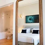 Le Consulat Otel 4*