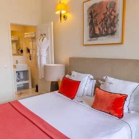 Le Consulat Hotel 4*