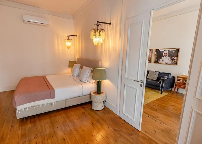 Le Consulat Отель 4*