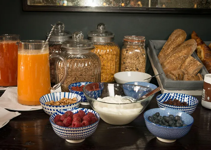 Le Consulat Отель