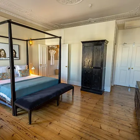 Le Consulat Hotell 4*
